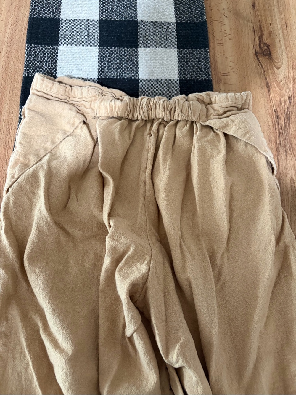 Women’s Wide-Leg linen Pants in Beige - Picture 8 of 11